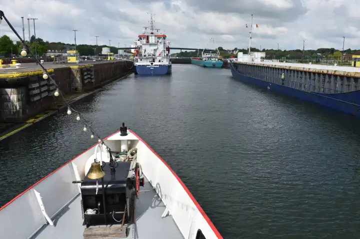 Frachtschiffe in der Schleuse Kiel-Holtenau