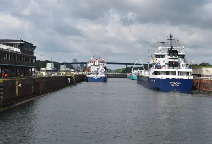 Frachter in der Schleuse Kiel-Holtenau