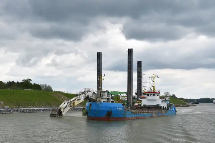 Bauarbeiten mit Schwimmbagger im Nord-Ostsee-Kanal