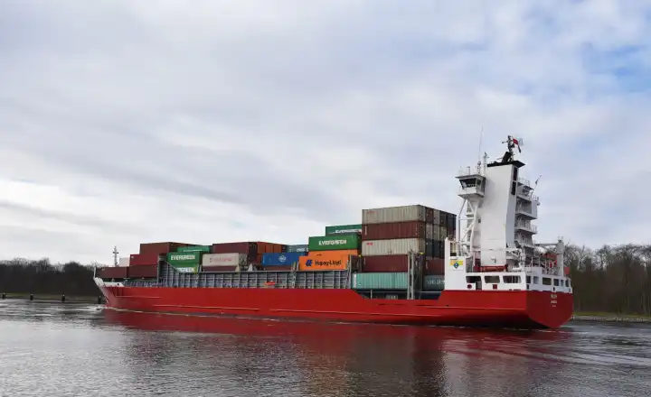 Containerschiff im Nord-Ostsee-Kanal