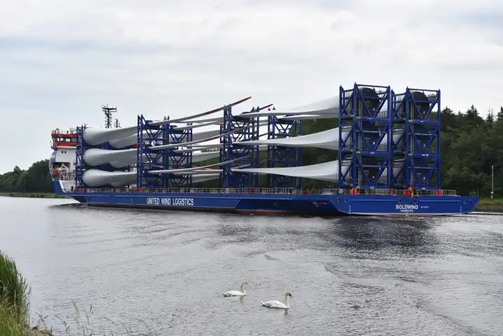 Frachtschiff transportiert Rotorblätter für Windkraftanlagen im Nord-Ostsee-Kanal