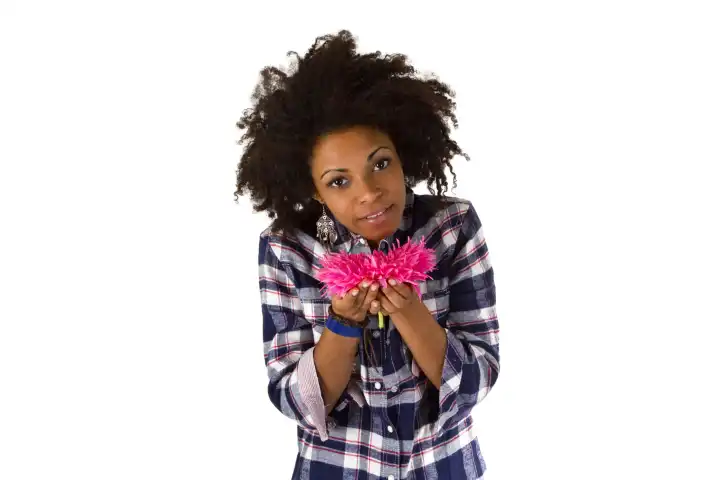 Attraktive Frau mit Blume freigestellt auf weissem Hintergrund