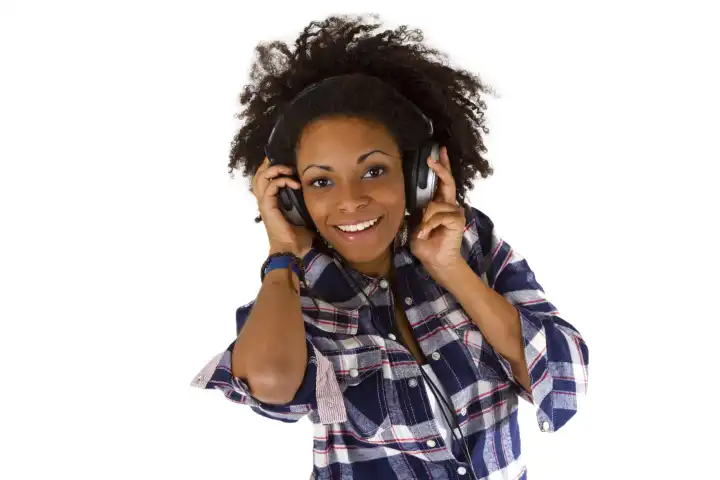 Junge Afroamerikanerin mit Kopfhörer