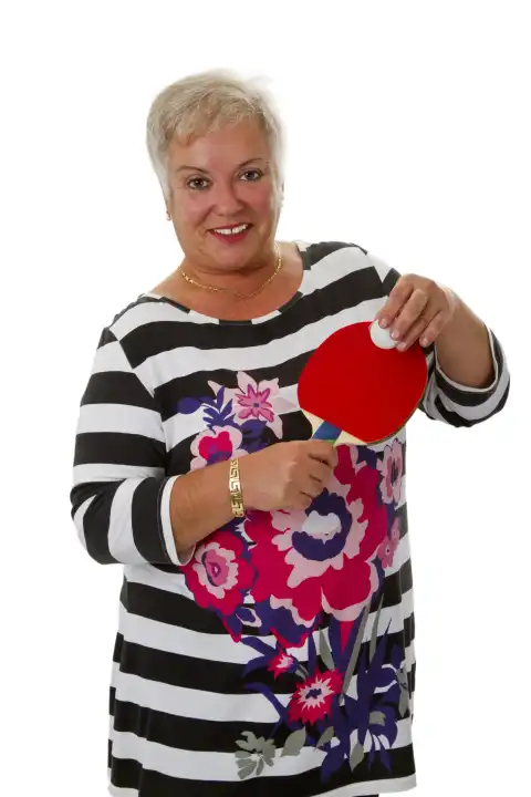 Aktive Seniorin mit Tennisschläger- freigestellt auf weissem Hintergrund