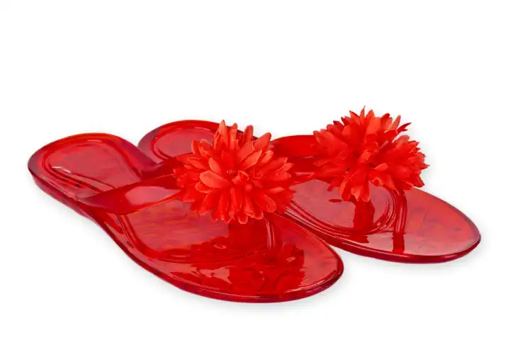 Rote Flip Flops mit Blumen freigestellt auf weißem Hintergrund