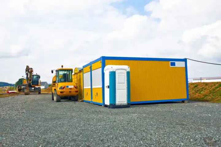 Baustellencontainer und mobile Toilette auf Baustelle
