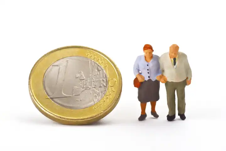 Mlodellfiguren von Seniorenpaar mit Euromünze auf hellem Hintergrund