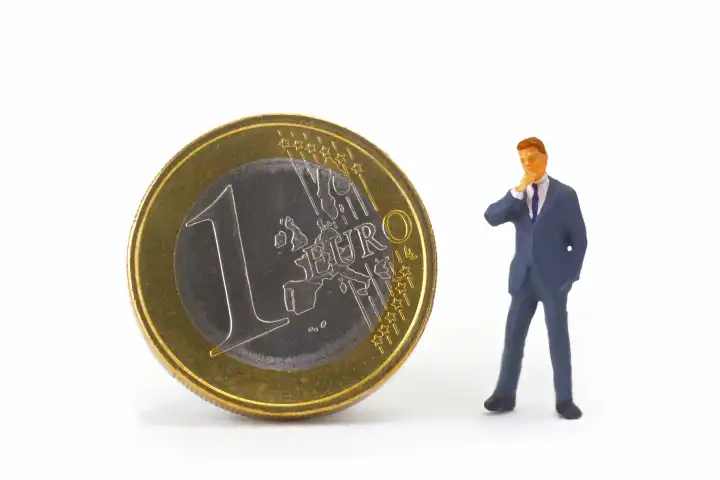 Manager Figur mit Euromünze auf hellem Hintergrund