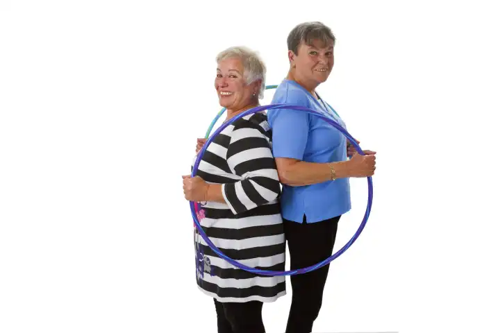 Zwei Seniorinnen mit Hula Hoop Reifen
