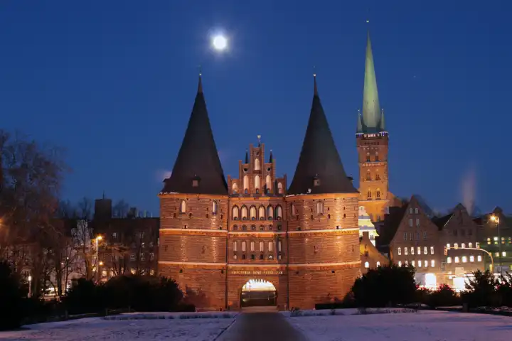 Lübecker Holsten Tor bei Nacht