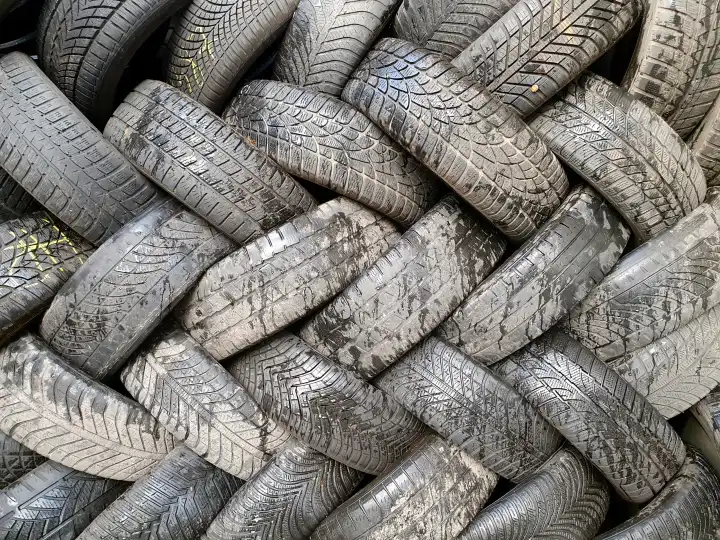 chain made of old tyres