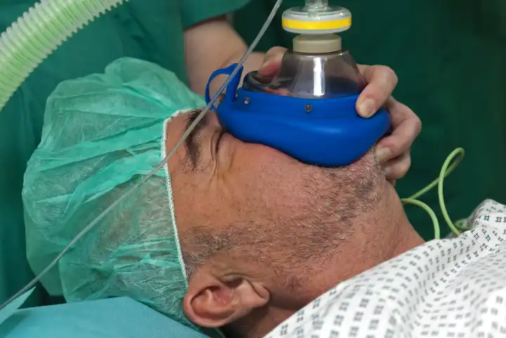 Patient wird im Rahmen einer Vollnarkose manuell beatmet