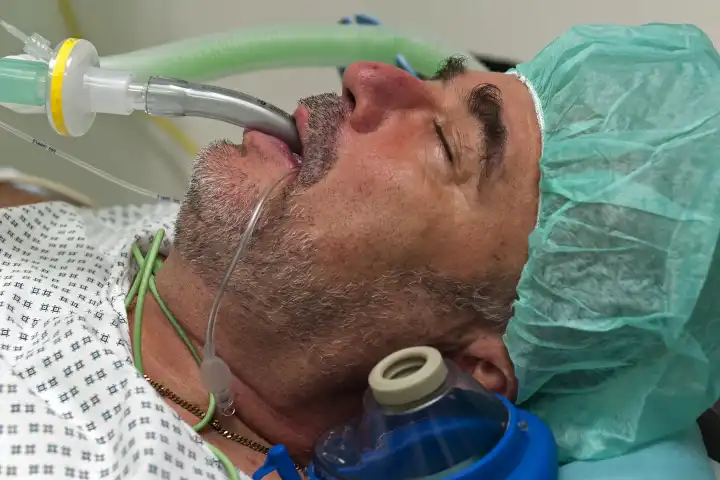 Patient liegt in Vollnarkose und wird mit einer Larynxmaske maschinell beatmet