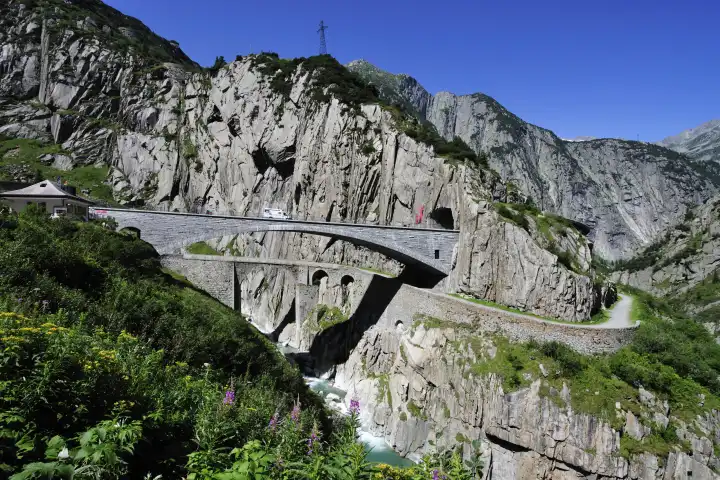 Gotthardpass Strasse überquert mit der Teufelsbrücke die Reuss Schlucht, Kanton Uri, Schweiz