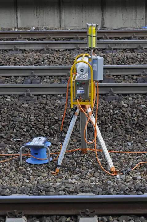 Automatisches Rottenwarngerät zur Warnung vor herannahenden Zügen mit Hilfe optischer und oder akustischer Signale dient der Sicherheit von Gleisbauarbeitern während Gleisbauarbeiten