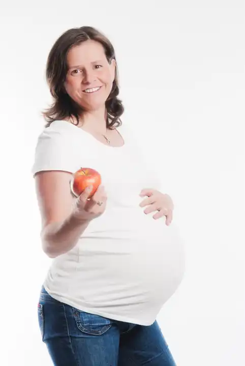Schwangere Frau mit Apfel