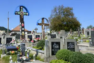 Traditionelle Detvian Kreuze auf dem Friedhof, Detva, Kreis Detva, Region Pohronie, Slowakei