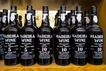 Flaschen mit Madeira-Wein,  Altstadt, Funchal, Insel  Madeira, Portugal