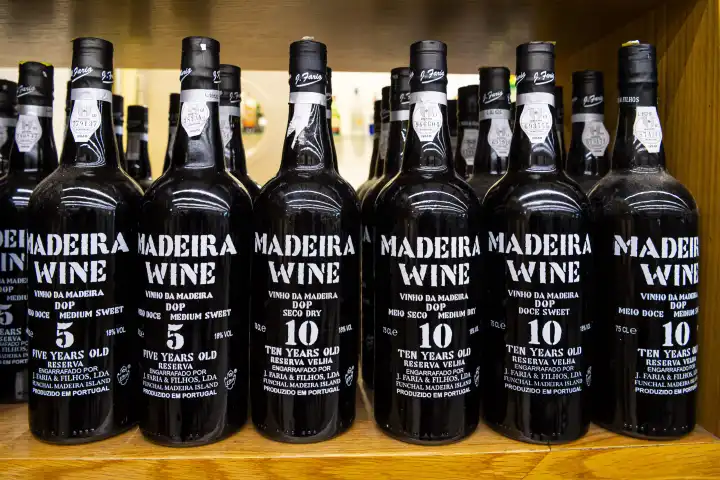 Flaschen mit Madeira-Wein,  Altstadt, Funchal, Insel  Madeira, Portugal