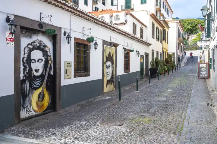 Gasse mit bunt bemalten Türen, Kunstprojekt Arte de portas abertas, Rua de Santa Maria, Altstadt, Funchal, Insel  Madeira, Portugal