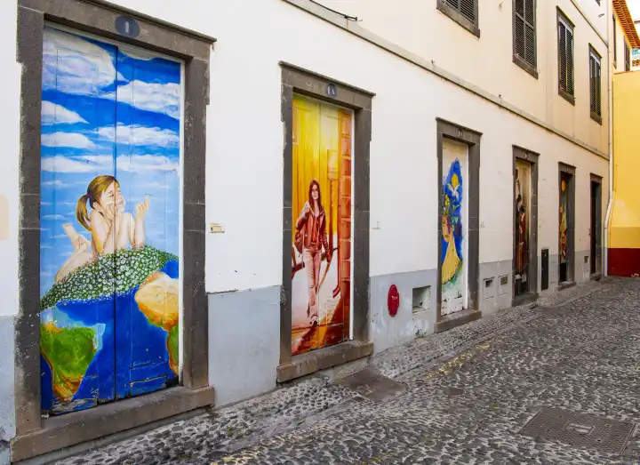 Gasse mit bunt bemalten Türen, Kunstprojekt Arte de portas abertas, Rua de Santa Maria, Altstadt, Funchal, Insel  Madeira, Portugal