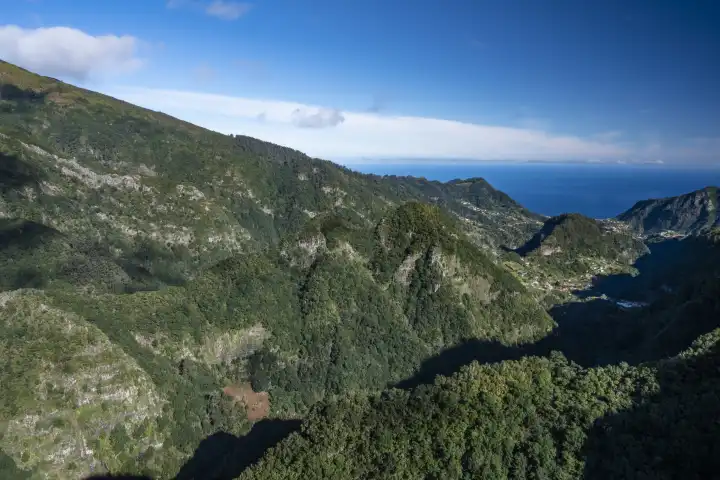 Blick vom Aussichtspunkt auf das Bergmassiv,  Ribeiro Frio,  Insel Madeira, Portugal