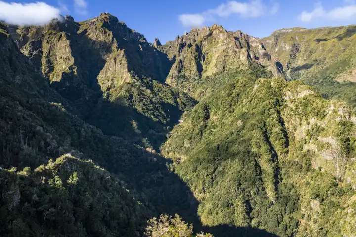 Blick vom Aussichtspunkt auf das Bergmassiv,  Ribeiro Frio,  Insel Madeira, Portugal