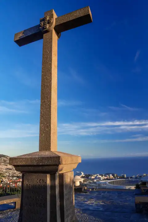 Kreuz am Miradouro Pico dos Barcelos Funchal, Insel Madeira, Portugal
