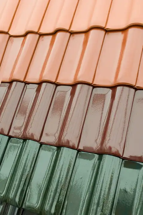 Farb und Materialmuster verschiedener Dachziegel