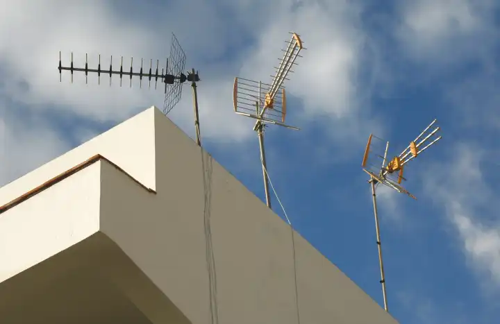 Antennen auf dem Dach eines Hauses in Puert de la Cruz, Teneriffa