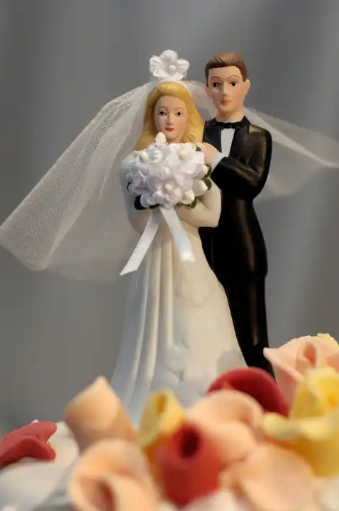 Bridal couple on a wedding cake