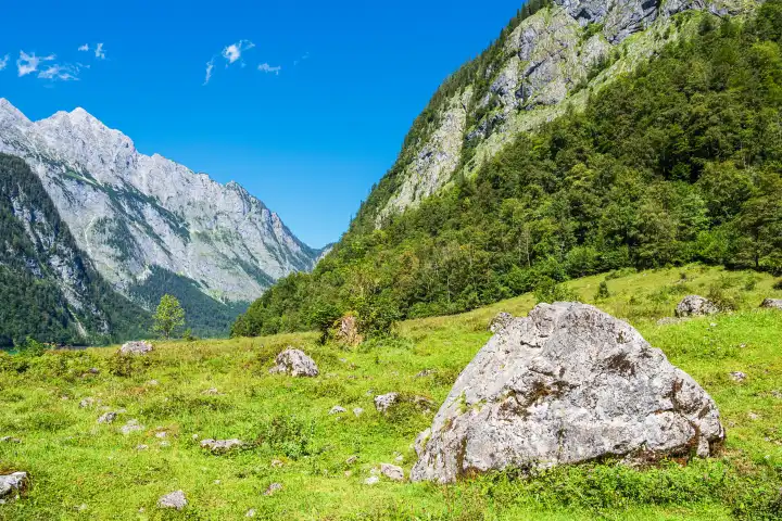 Landschaft mit Felsen im Berchtesgadener Land.