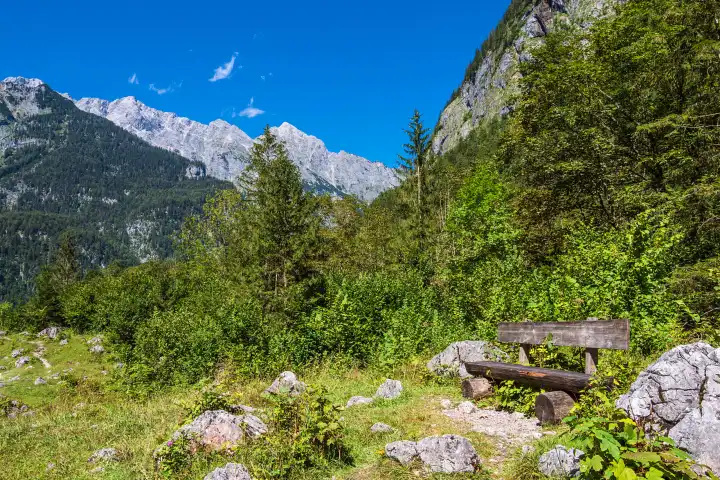 Landschaft mit Sitzbank im Berchtesgadener Land.
