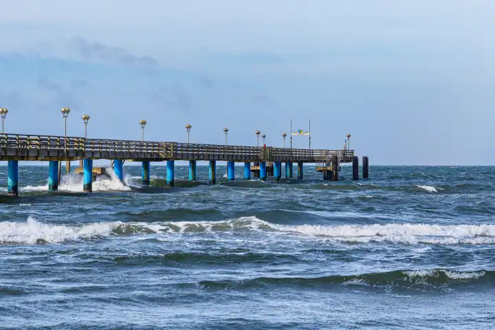 Seebrücke an der Küste der Ostsee in Graal Müritz.