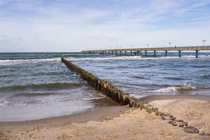 Buhne und Seebrücke an der Küste der Ostsee in Graal Müritz.