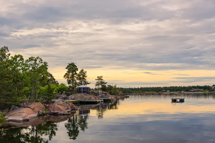Ostseeküste mit Felsen und Bäumen bei Oskarshamn in Schweden.