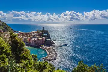 Blick auf Vernazza an der Mittelmeerküste in Italien.