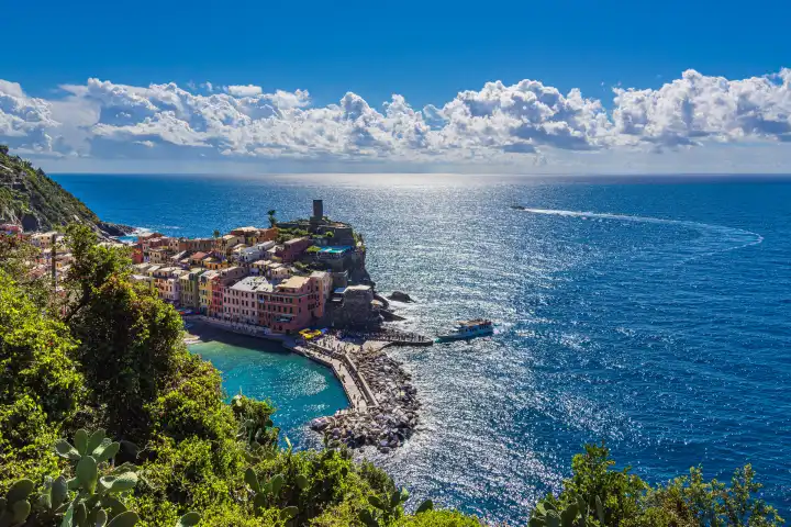 Blick auf Vernazza an der Mittelmeerküste in Italien.