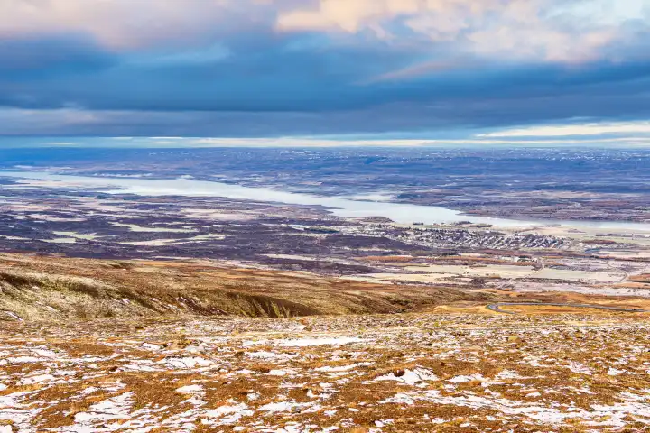 Blick über den See Lagarfljót auf die Landschaft im Osten von Island.