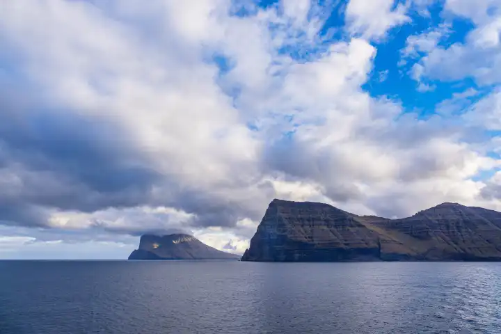Blick auf die Felsen der Färöer Inseln mit Wolken.