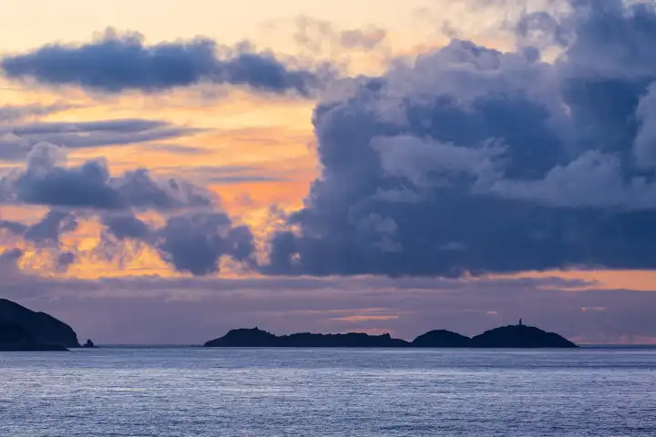 Sonnenuntergang vor den Shetlandinseln.