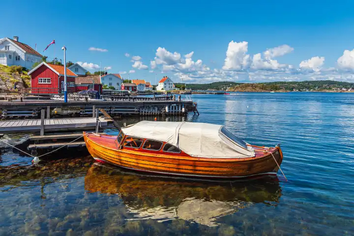 Hafen mit Boot auf der Insel Merdø in Norwegen.