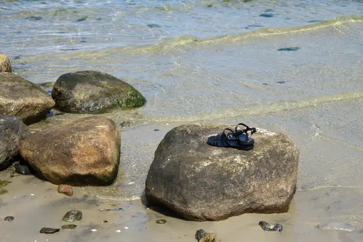 vergessene Sandalen, Stillleben am Wasser