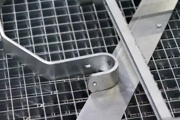 Haken aus Stahl auf Gitter