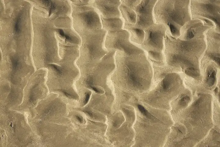 Strukturen und Muster im Sand bei Ebbe