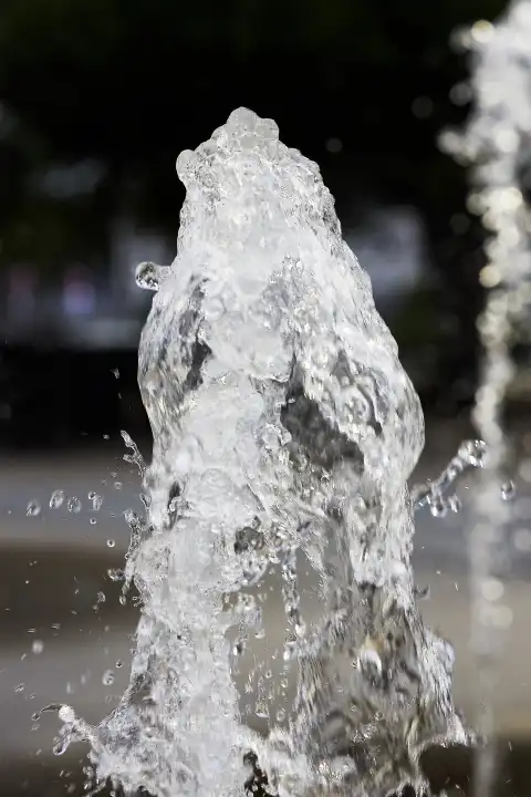 Wasserfontaene an einem Springbrunnen in Travemüne an der Ostsee