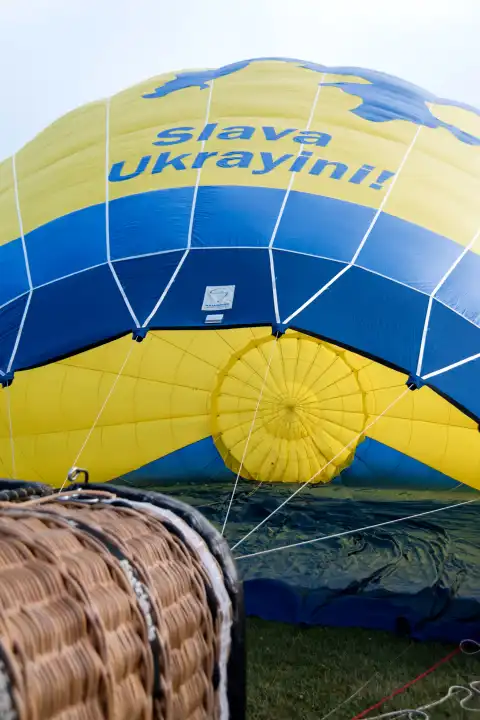 KIEL, DEUTSCHLAND - 17. JUNI 2023: Während der Kieler Woche 2023 heben Heißluftballons zur Internationalen Ballon Sail ab. Mit dabei ist ein Ballon aus der Ukraine