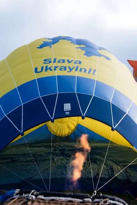 KIEL, DEUTSCHLAND - 17. JUNI 2023: Während der Kieler Woche 2023 heben Heißluftballons zur Internationalen Ballon Sail ab. Mit dabei ist ein Ballon aus der Ukraine