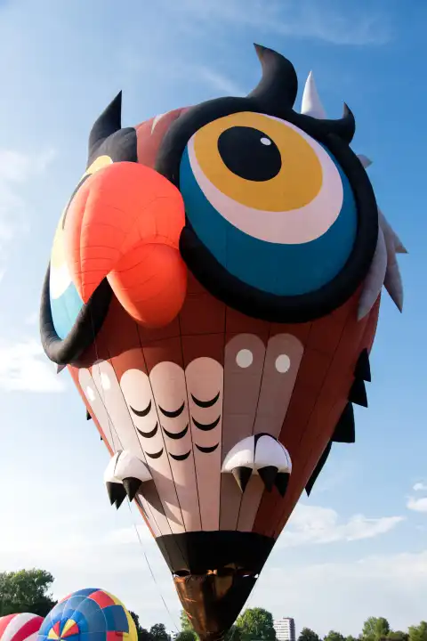 KIEL, DEUTSCHLAND - 17. JUNI 2023: Während der Kieler Woche 2023 starten Heißluftballons bei der International Balloon Sail.