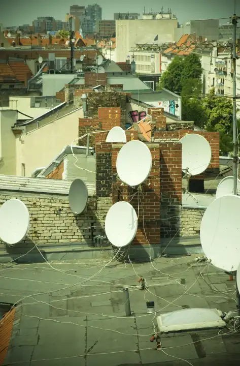 2010, berlin, neukölln, satellitenschüsseln auf dächern